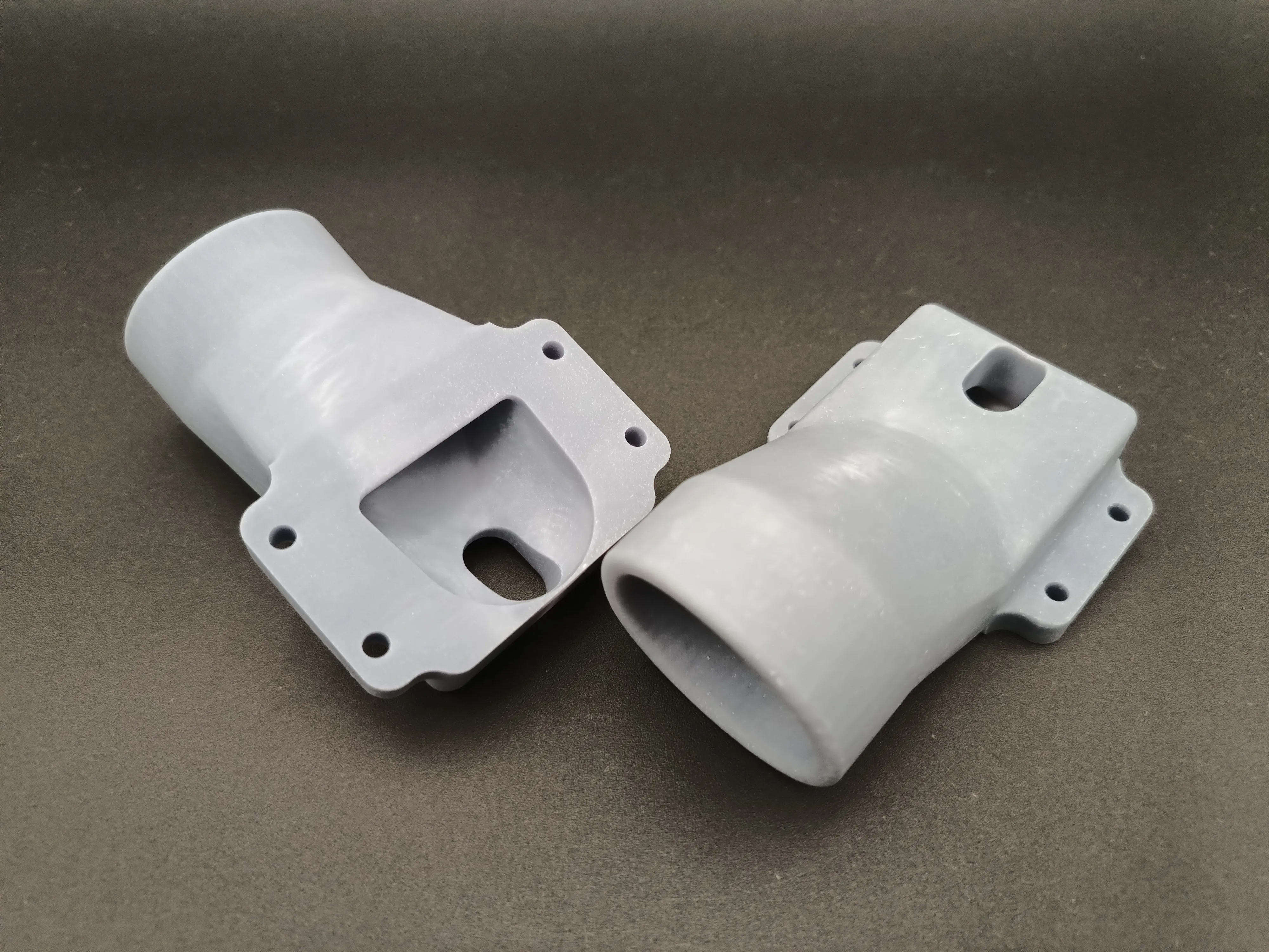 Kontrolní vzorek příruby vytištěný na SLA 3D tiskárně pro ověření rozměrů, tvaru a designu před finální výrobou.