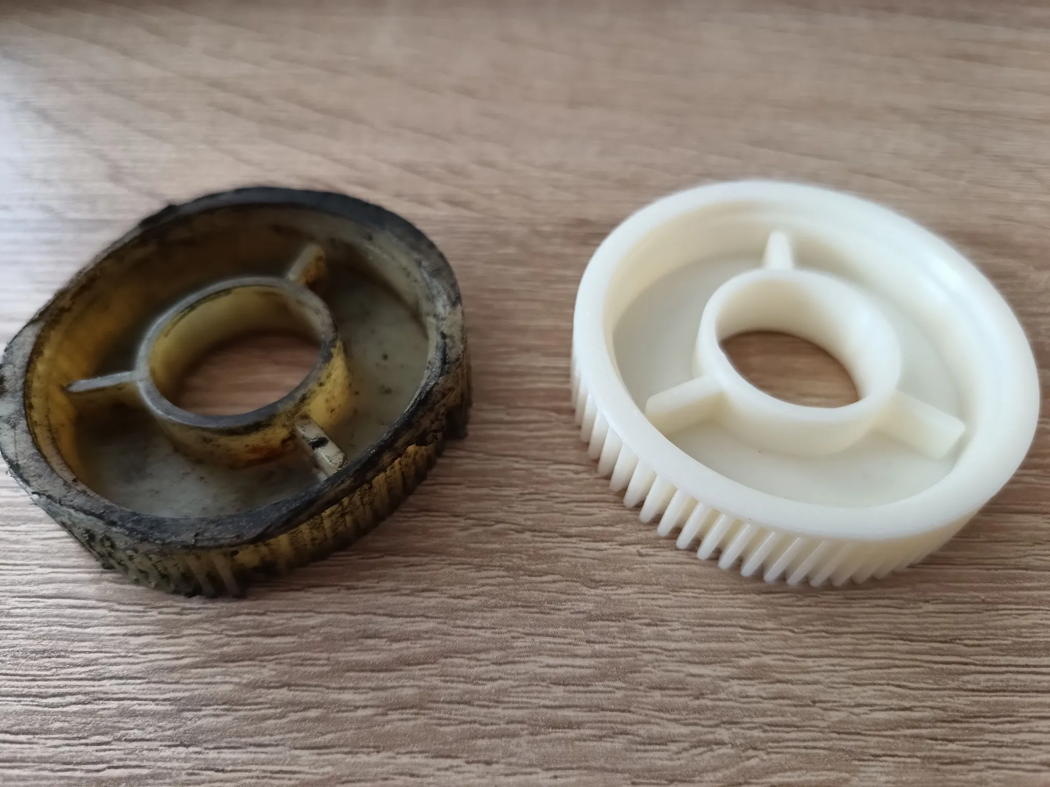 3D tištěné náhradní ozubené kolečko pro ovládání klapky výfuku vedle poškozeného originálního dílu.