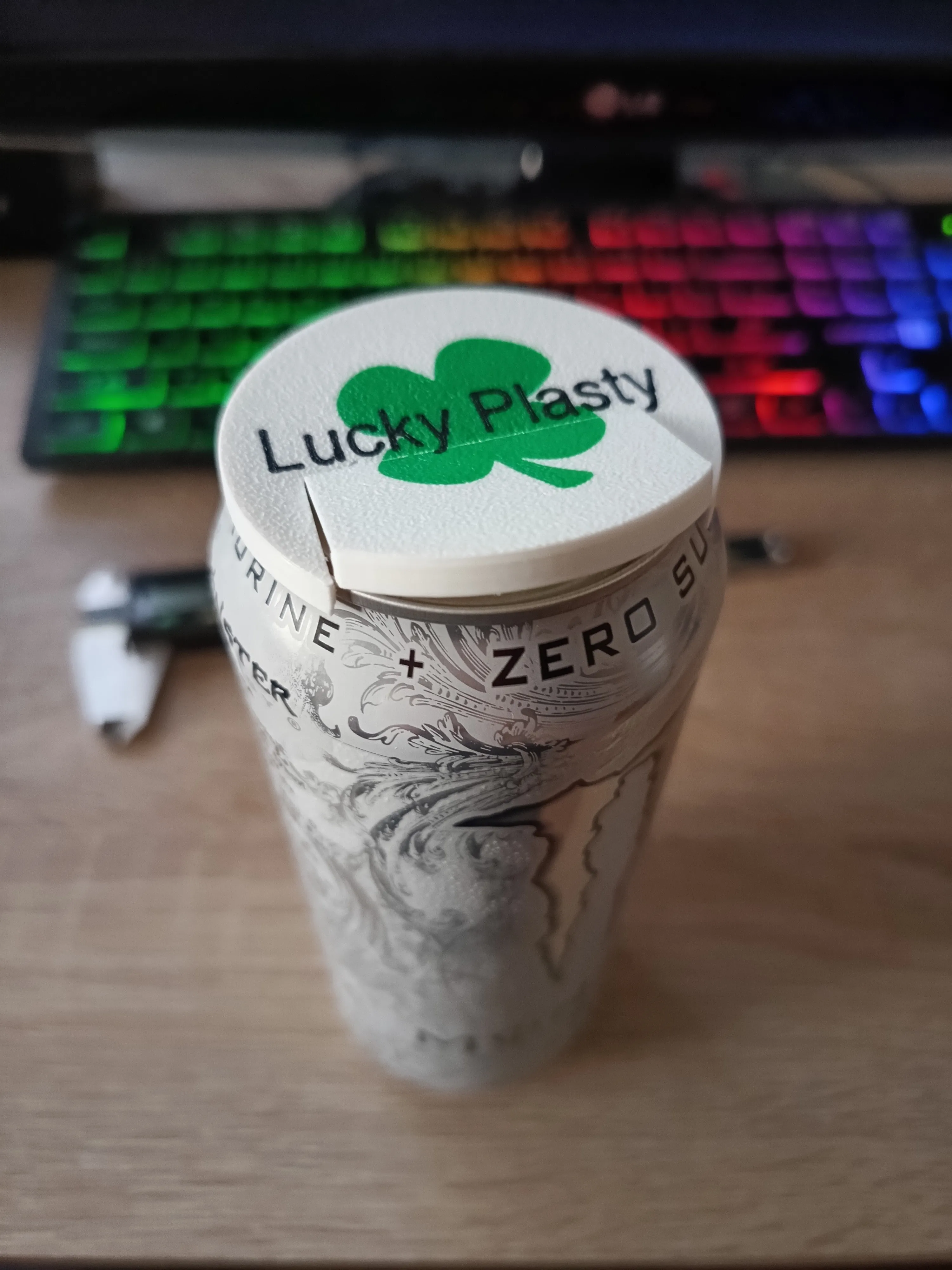 3D tištěné víčko na plechovku s logem Lucky Plasty – ochrana nápoje před hmyzem a ukázka zakázkového 3D tisku.