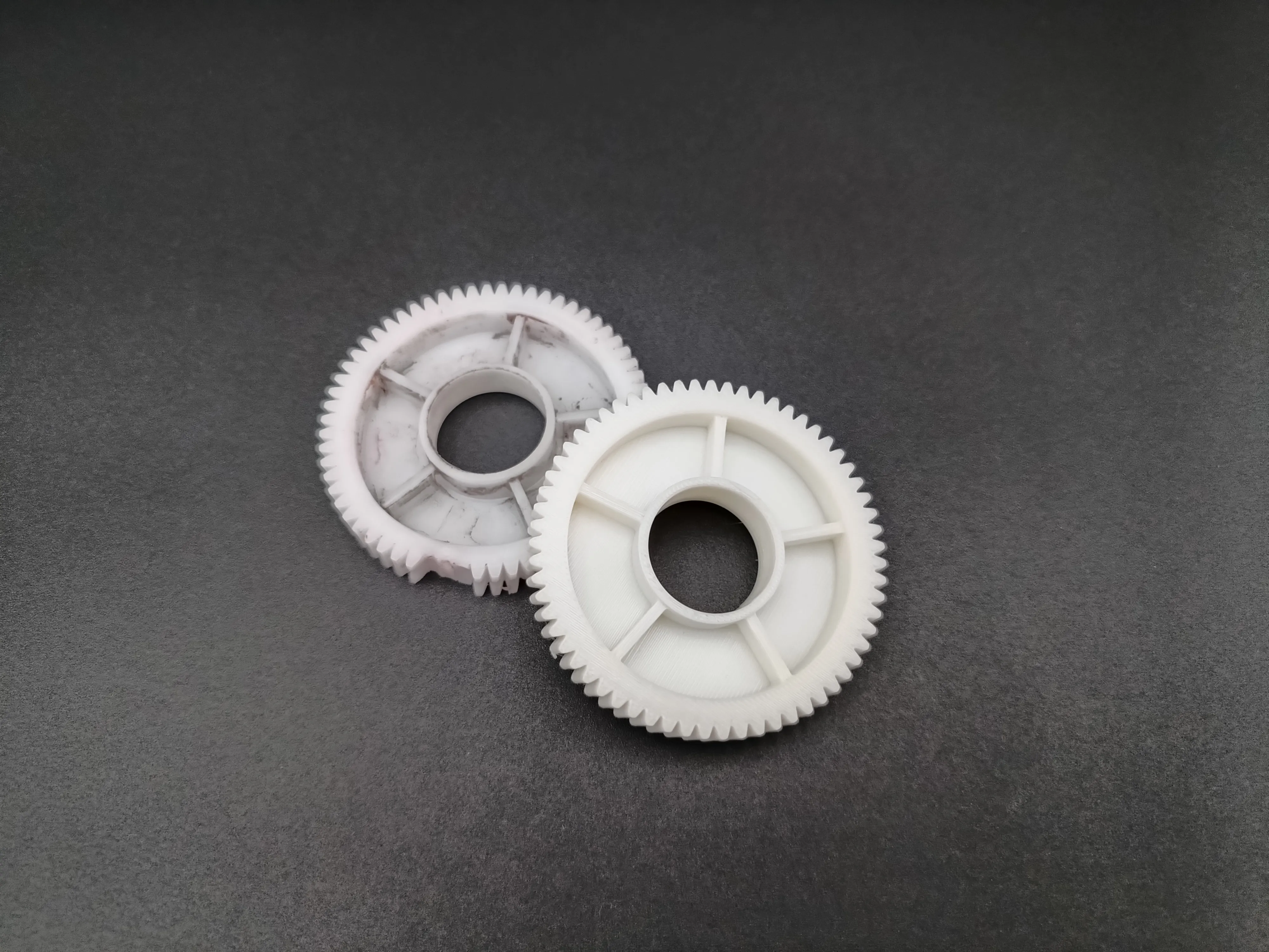 3D tištěné náhradní ozubené kolečko pro elektrické schůdky obytného vozu.