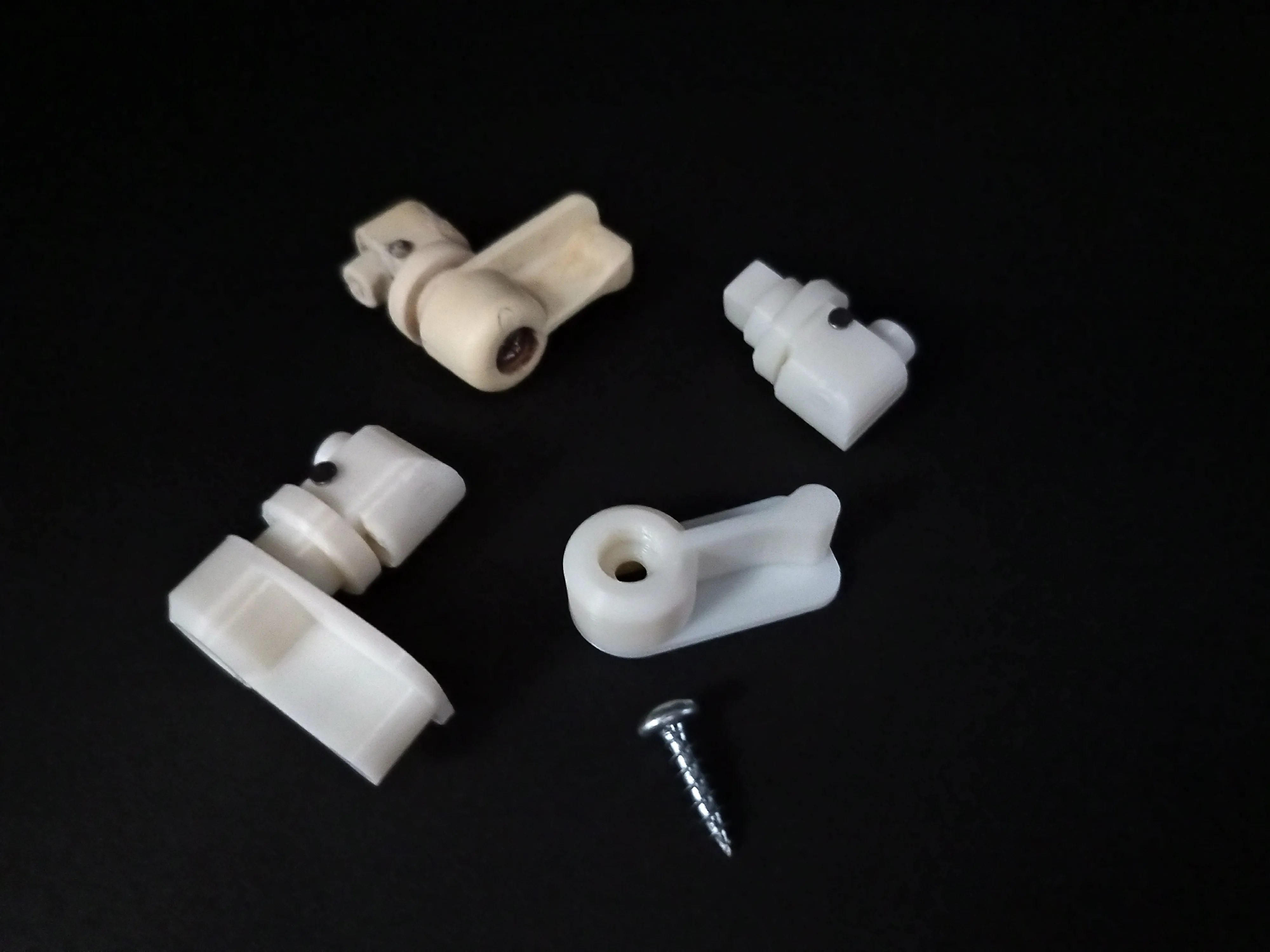 3D tištěná zarážka / čep s pružinovým mechanismem pro sprchový kout jako náhrada funkčního plastového dílu.