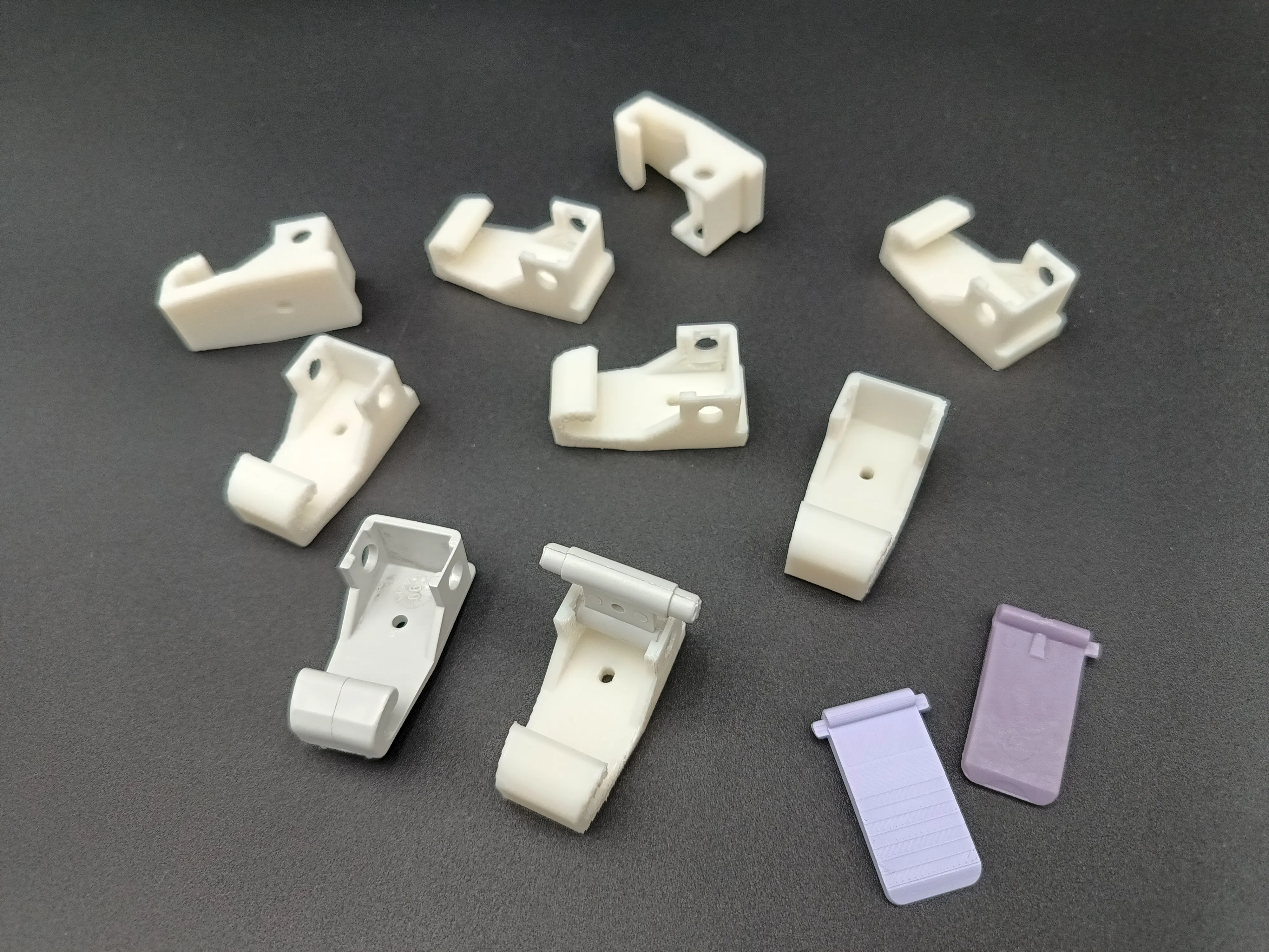 3D tištěné klipy pro držáky zářivek jako náhradní montážní díly.